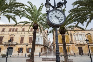 Ciutadella, dar sokak ve renkli binalar, tarihi alan, Menorca Island, Balear Adaları.