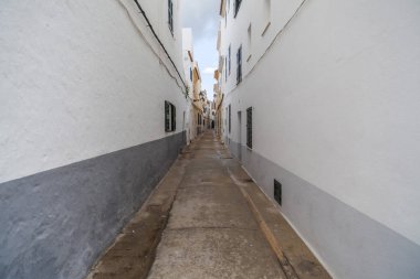 Ciutadella, dar sokak ve renkli binalar, tarihi alan, Menorca Island, Balear Adaları.