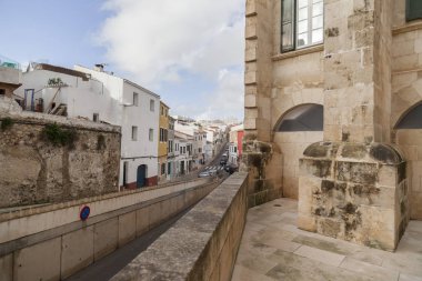 Mao-Mahon, eski kilise ve manastır Sant Francesc, Barok tarzı ve sokak görünümü, Menorca ada, Balear Adaları.