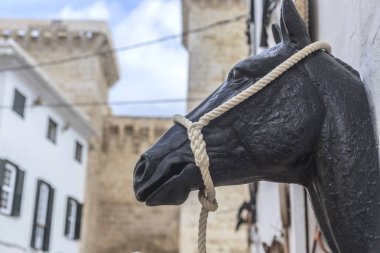 Mao-Mahon, sokak görünümü ve metal at başı, Menorca Island, Balear Adaları.