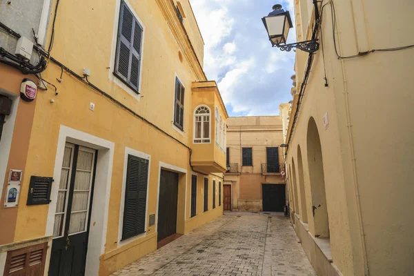 Ciutadella, původní úzké ulice a barevné budovy, historická oblast, ostrov Menorca, Baleárské ostrovy. — Stock fotografie