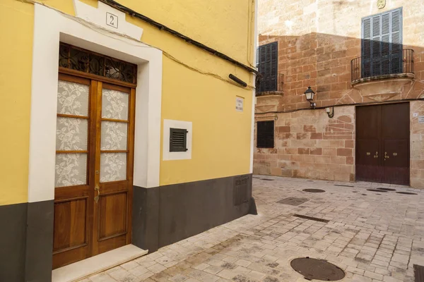 CIUTADELLA, Calle estrecha y edificios de colores, zona histórica, isla de Menorca, Islas Baleares . — Foto de Stock