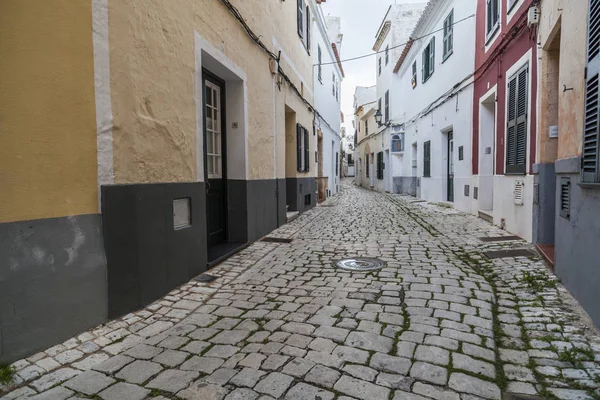 Ciutadella, původní úzké ulice a barevné budovy, historická oblast, ostrov Menorca, Baleárské ostrovy. — Stock fotografie