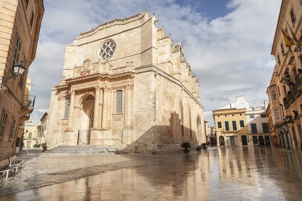 CIUTADELLA, Vista de rua e catedral, zona histórica, Ilha de Menorca, Ilhas Baleares . — Fotografia de Stock