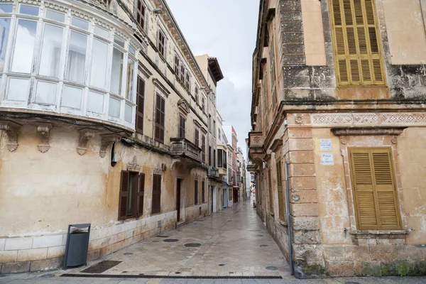 CIUTADELLA, Rua estreita e edifícios coloridos, área histórica, ilha de Menorca, Ilhas Baleares . — Fotografia de Stock