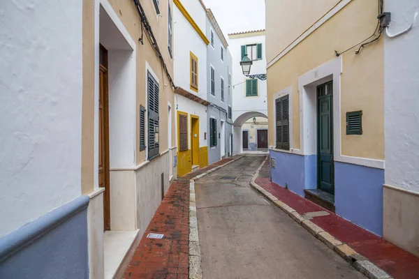 Ciutadella, dar sokak ve renkli binalar, tarihi alan, Menorca Island, Balear Adaları.