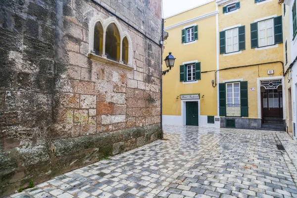 CIUTADELLA, Calle estrecha y edificios de colores, zona histórica, isla de Menorca, Islas Baleares . — Foto de Stock