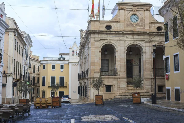 MAO-MAHON, Vista rua, Câmara Municipal, Ilha de Menorca, Ilhas Baleares . — Fotografia de Stock