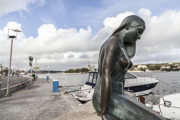 MAO-MAHON, ESPAÑA-Puerto y escultura Mo de Leonardo Lucarini, sirena, Menorca, Islas Baleares . — Foto de Stock