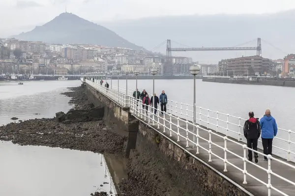 Estuaire de Bilbao, jetée, à l'arrière-plan Pont de Vizcaya, Pays Basque . — Photo