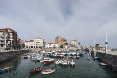 Bağlantı noktası ve Castro Urdiales Köyü, cantabrian Köyü, il Santander, Cantabria görünümünü.