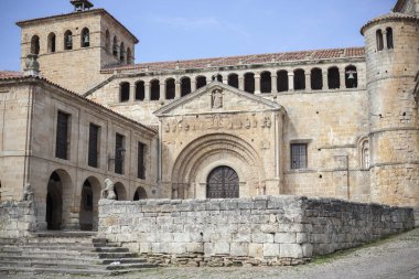 Collegiate Kilisesi, Colegiata Santa Juliana, Romanesk tarzı Santillana del Mar, il Santander, Cantabria, İspanya turistik Köyü.