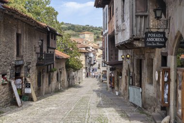 Tipik sokak Santillana del Mar, il Santander, Cantabria, İspanya turistik Köyü.