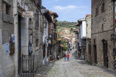 Tipik sokak Santillana del Mar, il Santander, Cantabria, İspanya turistik Köyü.