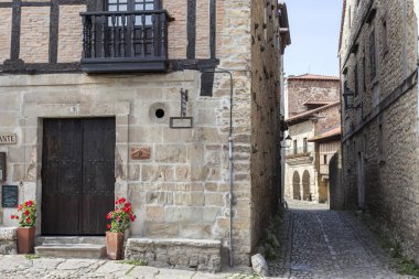 Tipik sokak Santillana del Mar, il Santander, Cantabria, İspanya turistik Köyü.