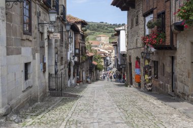 Tipik sokak Santillana del Mar, il Santander, Cantabria, İspanya turistik Köyü.