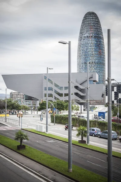 Hedendaagse architectuur, toren, de Torre Agbar, door Jean Nouvel en gebouw Edificio Disseny Hub Barcelona, Barcelona. — Stockfoto