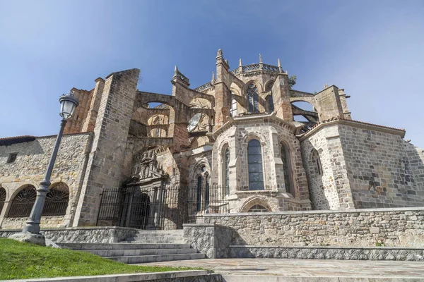 Igreja, Iglesia Santa Maria Assunção, estilo gótico em Castro Urdiales, Cantábria, Espanha . — Fotografia de Stock