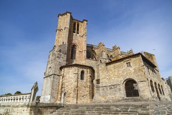 Iglesia, Iglesia Santa Maria Asunción, estilo gótico en Castro Urdiales, Cantabria, España . — Foto de Stock