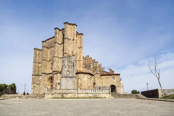 Εκκλησία, η Iglesia Santa Maria Ασουνσιόν, γοτθικό ύφος στο κάστρο Urdiales, Κανταβρία, Ισπανία. — Φωτογραφία Αρχείου