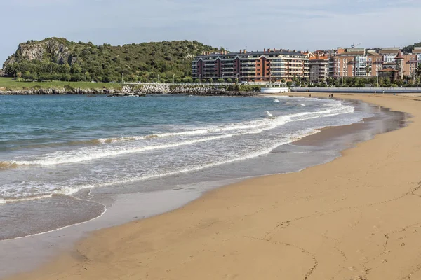 Playa y costa de Castro Urdiales, Cantabria, España . — Foto de Stock