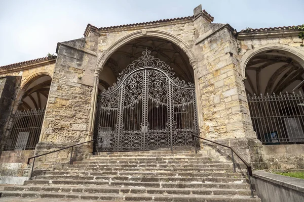 Edifício religioso, igreja, Iglesia Santa Maria Assunção, estilo gótico, Laredo, província Santander, Cantábria, Espanha . — Fotografia de Stock