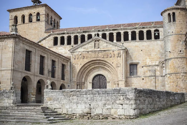 Iglesia Colegiata, Colegiata de Santa Juliana, de estilo románico en el pueblo turístico de Santillana del Mar, provincia Santander, Cantabria, España . — Foto de Stock