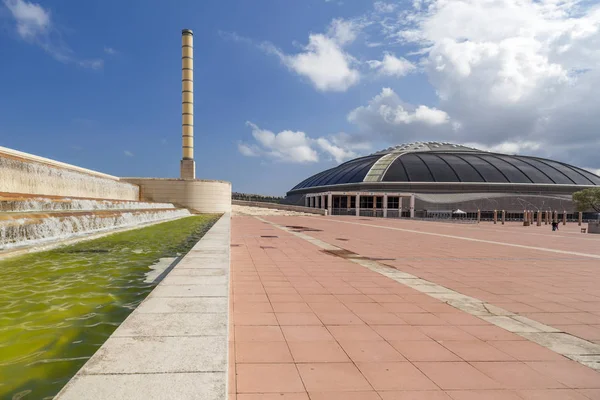 BARCELONA, Palau Sant Jordi, de Arata Isozaki. Edificio polivalente en zona olímpica en el parque Montjuic . — Foto de Stock