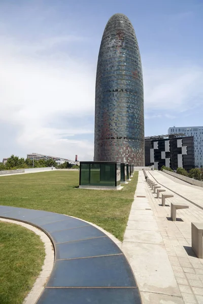 Arquitetura moderna, Torre Agbar, torre, por Jean Nouvel e estudio B720. Edifício icônico em Barcelona . — Fotografia de Stock