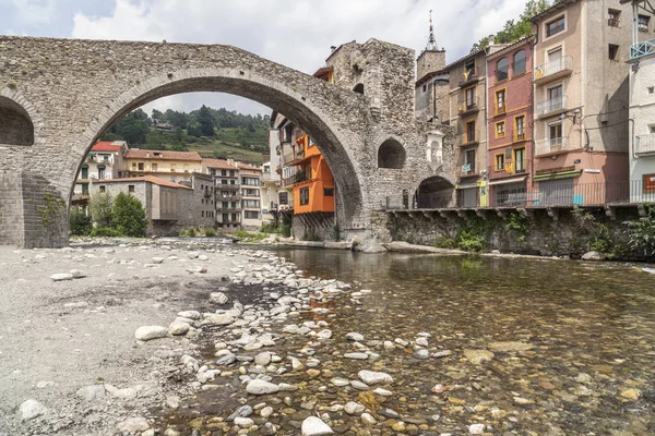 Dorp view, de rivier en de brug, pont nou, gotische stijl, Camprodon, ripolles Spaanse regio, provincie girona, Catalonië. — Stockfoto