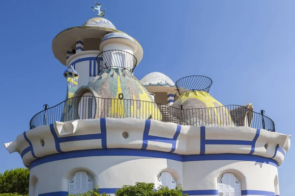 Arquitectura, estilo modernista, Torre de la Creu o Torre Dels Ous, de Josep Maria Jujol Gibert. Sant Joan Despi — Foto de Stock