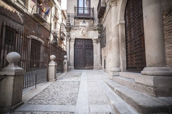 Old street i budynki, w historycznym centrum Toledo, Castilla - La Mancha, Hiszpania. — Zdjęcie stockowe