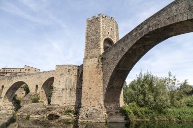Eski Köprü, ortaçağ köyü Besalu Romanesk tarzı, Garrotxa comarca, il Girona, İspanya.