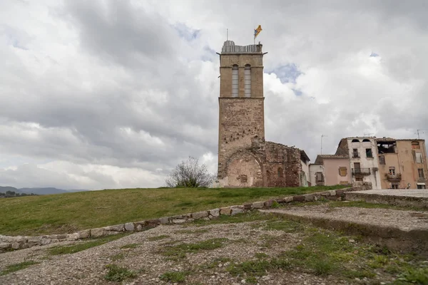 Torre e rovine dell'antico castello nel villaggio catalano di Artes, provincia di Barcellona, Catalogna, Spagna . — Foto Stock