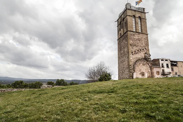 Torre e rovine dell'antico castello nel villaggio catalano di Artes, provincia di Barcellona, Catalogna, Spagna . — Foto Stock