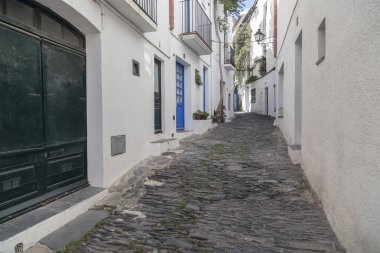 Dar sokak Cadaques şehir, Costa Brava, ili Girona, İspanya.