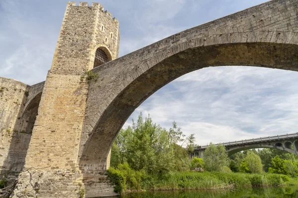 Puente antiguo, de estilo románico en pueblo medieval de Besalu, Garrotxa comarca, provincia Girona, Cataluña . — Foto de Stock