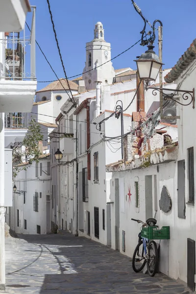 Calle estrecha en la ciudad de Cadaques, Costa Brava, provincia Girona, Cataluña . —  Fotos de Stock