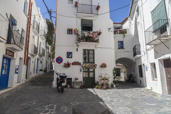 Calle pueblo vista en Cadaques, Costa Brava, provincia Girona, Cataluña . —  Fotos de Stock