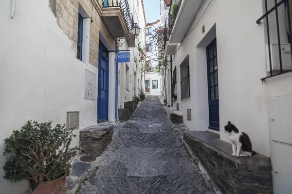 Úzká ulice ve městě Cadaques, Costa Brava, Provincie Girona, Katalánsko. — Stock fotografie