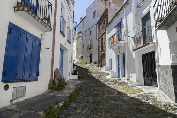 Úzká ulice ve městě Cadaques, Costa Brava, Provincie Girona, Katalánsko. — Stock fotografie