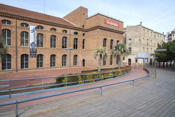 Centro Cultural Tecla Sala, na antiga fábrica têxtil, Hospitalet de Llobregat, província de Barcelona, Catalunha . — Fotografia de Stock