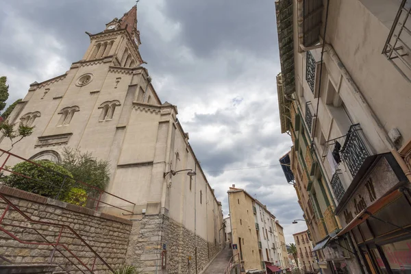 Straatmening en kerk in Franse dorp Amelie-les-Bains, thermische en spa toeristische bestemming. — Stockfoto