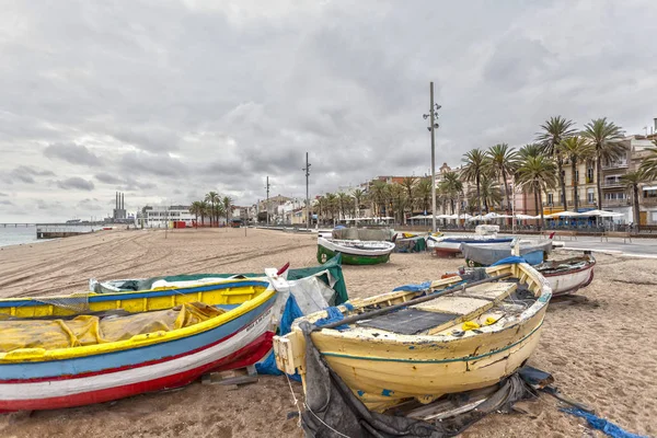 Playa con barcos en Badalona, Cataluña, España . — Foto de Stock