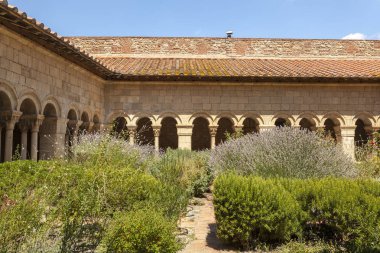 Romanesk cloister Ash, Occitanie Manastırı.