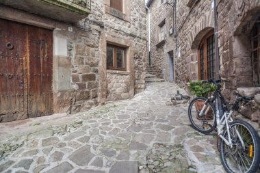 Sokak Köyü, taş döşeme ve duvar L Estany, moianes bölge comarca, il Barcelona, İspanya.