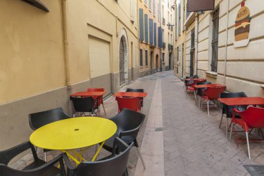 Perpignan, Languedoc-Roussillon, Fransa dar bir sokakta tablolar Bar.