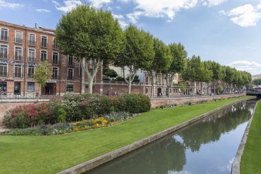 Şehir Manzaralı, gezinti, ağaçlar ve Perpignan kanalda satır.