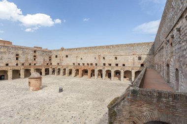 Fort de Salses, Katalan kalesi, tarihi anıt, iç avlu, Satış, Pireneler-orienaller, Occitanie.