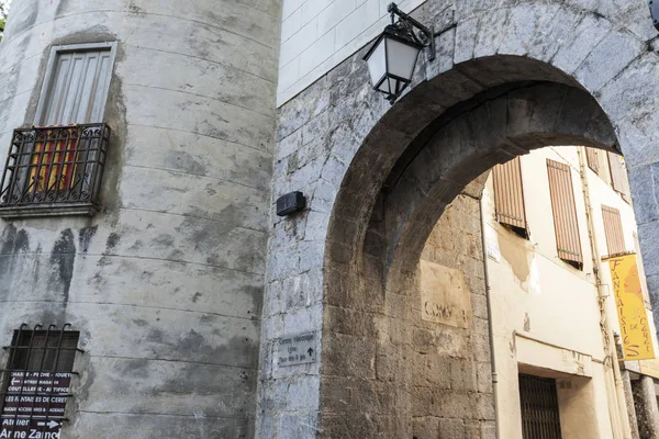 Arco, calle, portón, Portal de France en Ceret, Francia . — Foto de Stock